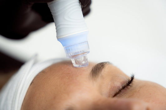 Der Aquafacial-Trend: Eine Tauchfahrt in die Tiefen der Hautpflege - Cure Concept
